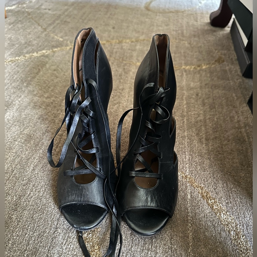 Aquazzura Black Leather Cutout Accent T-Strap Pumps